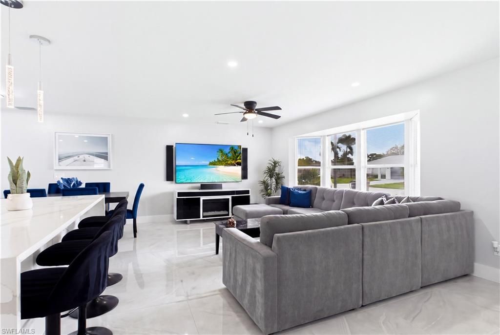 256 SE Santa Barbara Pl, Cape Coral, FL 33990 Photo