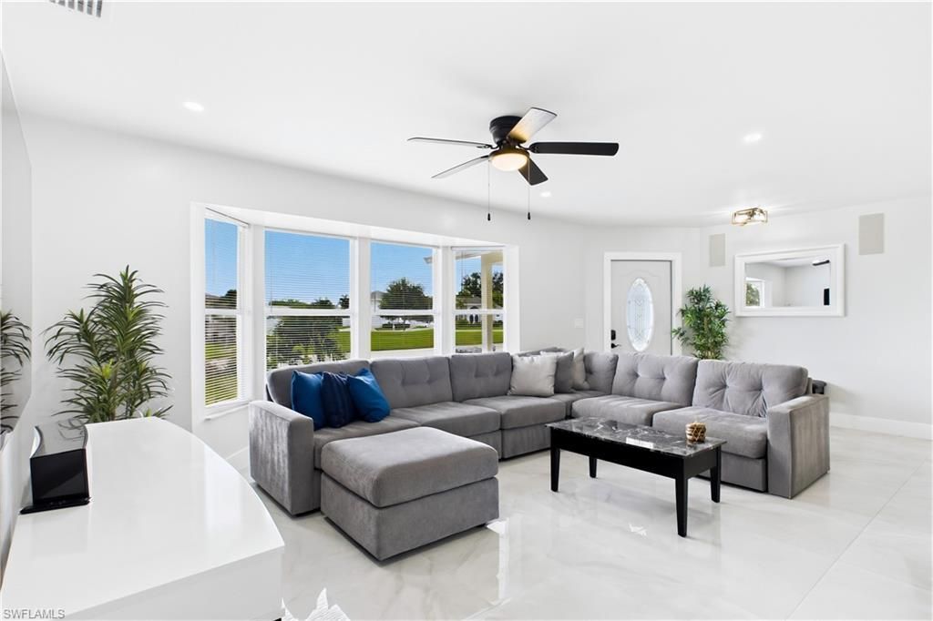 256 SE Santa Barbara Pl, Cape Coral, FL 33990 Photo