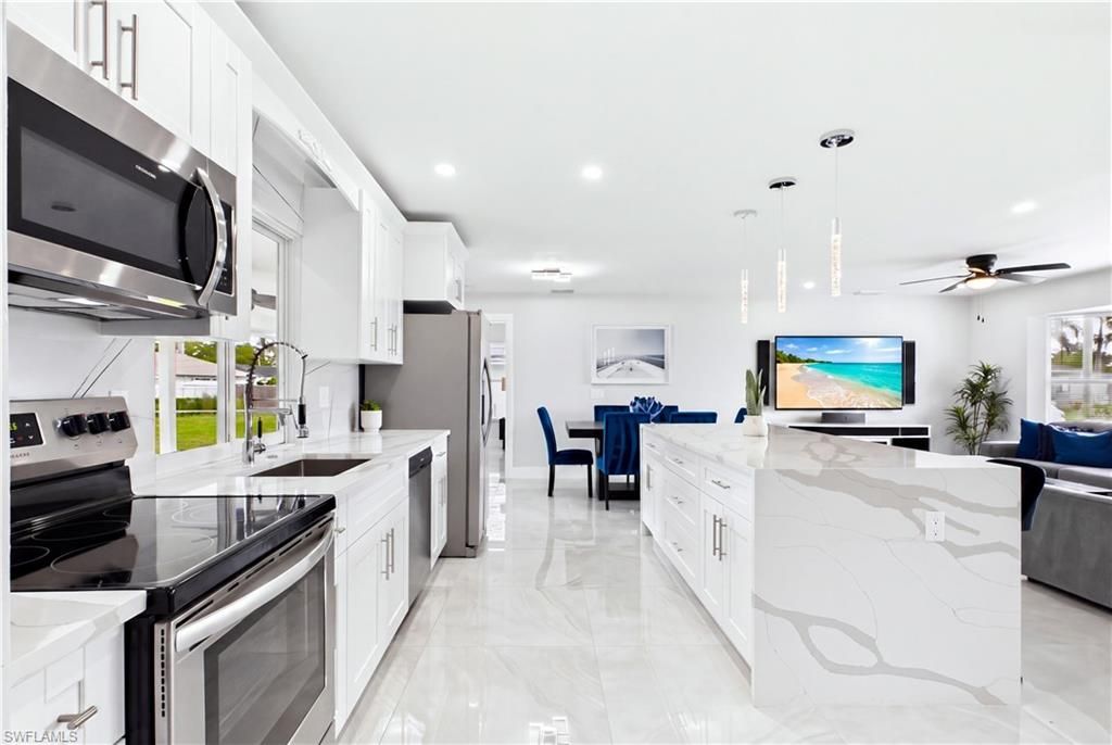 256 SE Santa Barbara Pl, Cape Coral, FL 33990 Photo