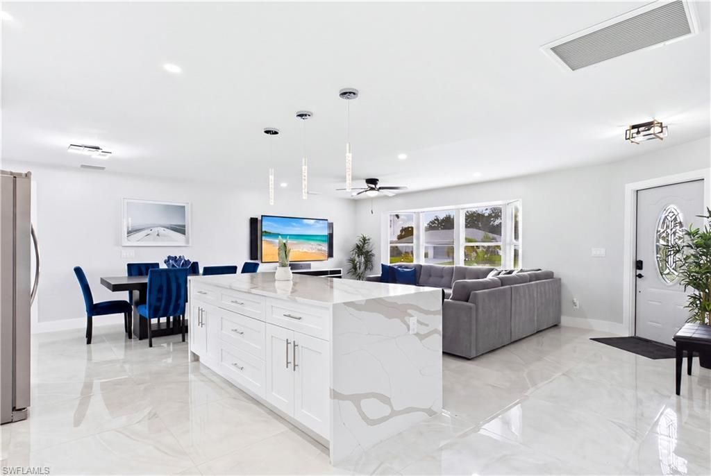 256 SE Santa Barbara Pl, Cape Coral, FL 33990 Photo