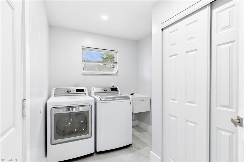 256 SE Santa Barbara Pl, Cape Coral, FL 33990 Photo