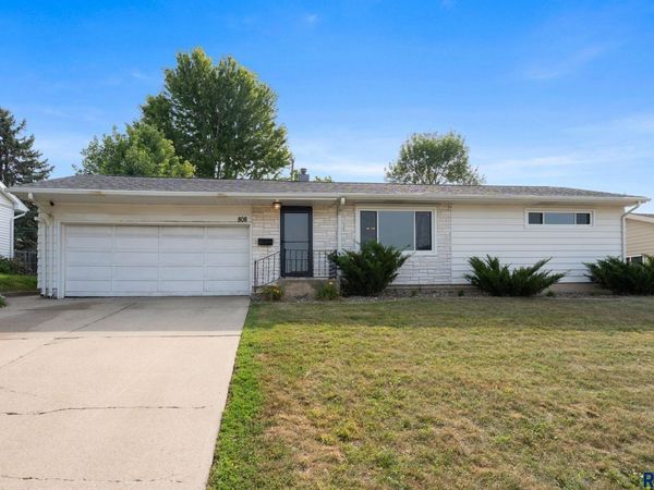 808 S Jessica Ave, Sioux Falls, SD 57103