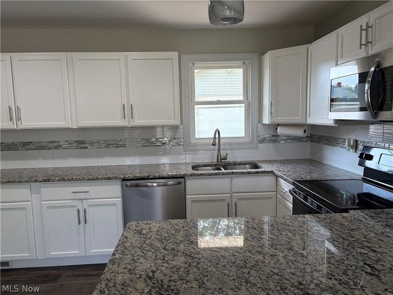 912 East Drive, Sheffield Lake, OH 44054 Photo 12