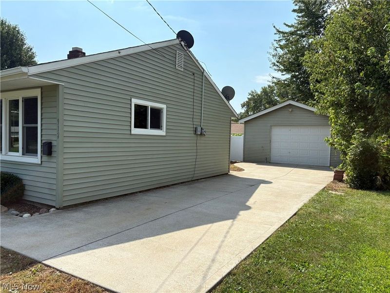 912 East Drive, Sheffield Lake, OH 44054 Photo 3