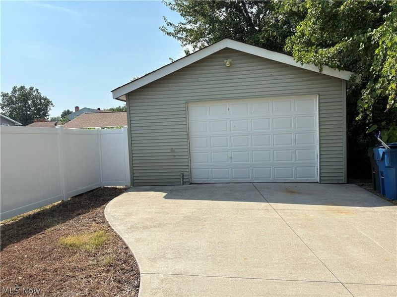 912 East Drive, Sheffield Lake, OH 44054 Photo 4