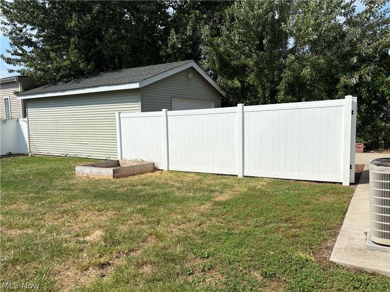 912 East Drive, Sheffield Lake, OH 44054 Photo 5