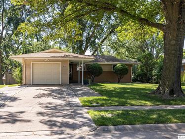 8465 Grand Avenue, Omaha, NE 68134