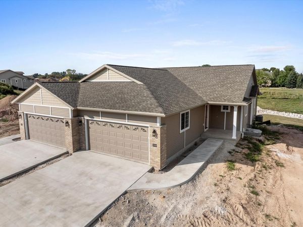 1920 Ravenswood LANE, Manitowoc, WI 54220