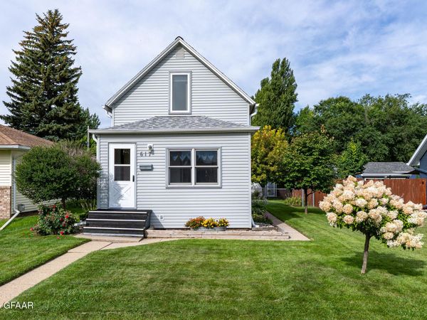 617 2ND Avenue NE, East Grand Forks, MN 56721