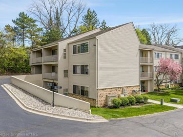 3805 S Lone Pine Rd Road , Unit 300, West Bloomfield Township, Mi 48323