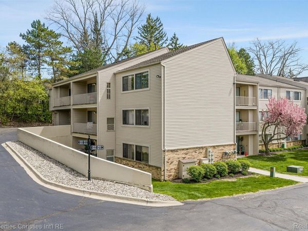 3805 S Lone Pine Rd Road , Unit 300, West Bloomfield Township, Mi 48323