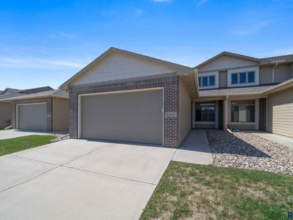2405 S Kinderhook Ave, Sioux Falls, SD 57106
