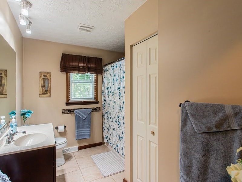 1458 Pepperwood Drive, Niles, OH 44446 Photo 12