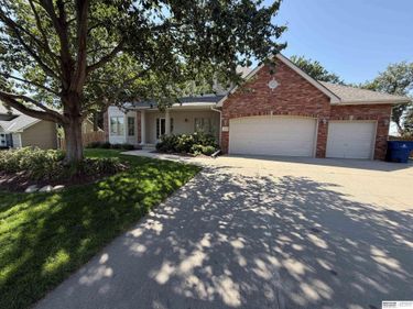 1210 MacArthur Drive, Papillion, NE 68046