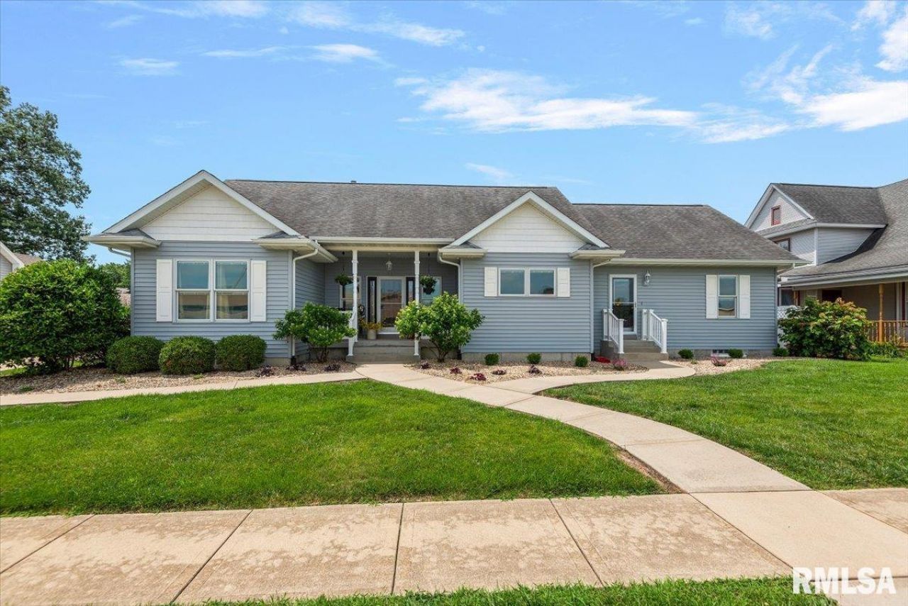 110 E Pleasant Street, Taylorville, IL 62568 Main Photo