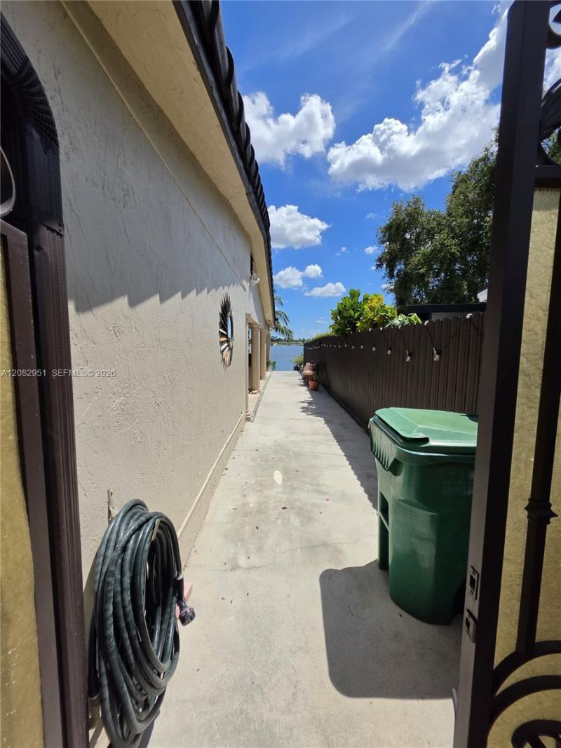 8450 NW 178th St, Hialeah, FL 33015 Photo