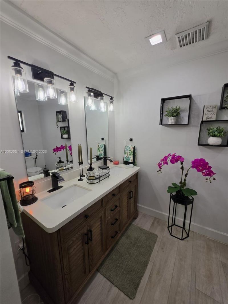 8450 NW 178th St, Hialeah, FL 33015 Photo