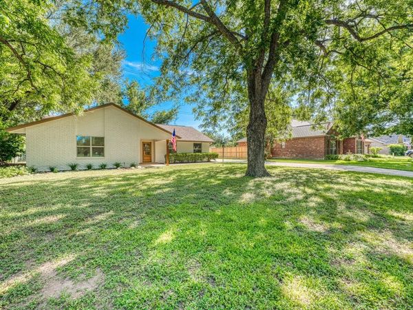 319 Columbine ST, Meadowlakes, TX 78654