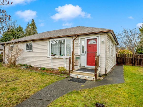 719 8th St , Courtenay, BC V9N 1N6