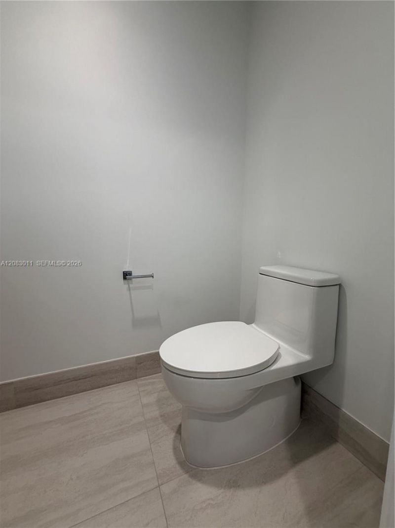 2411 Laguna Cir, Unit 307, North Miami, FL 33181 Photo