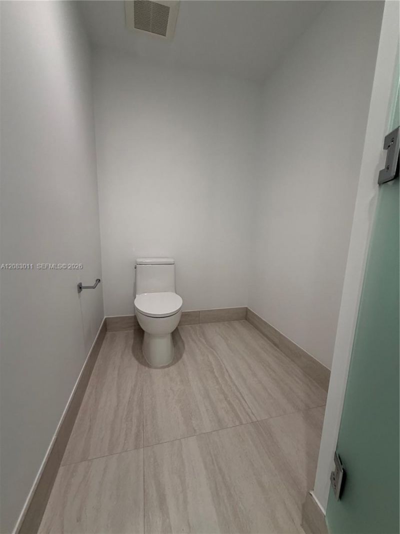 2411 Laguna Cir, Unit 307, North Miami, FL 33181 Photo