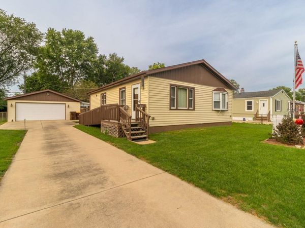 210 E Greenview Avenue, Machesney Park, IL 61115