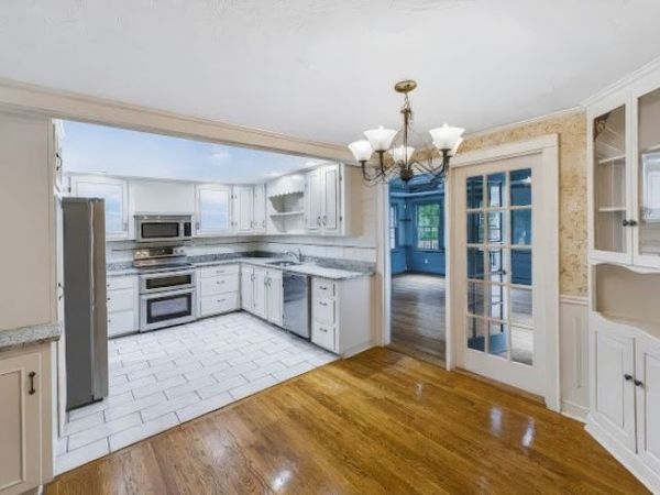 7 Crestwood Rd, Leicester, MA 01524