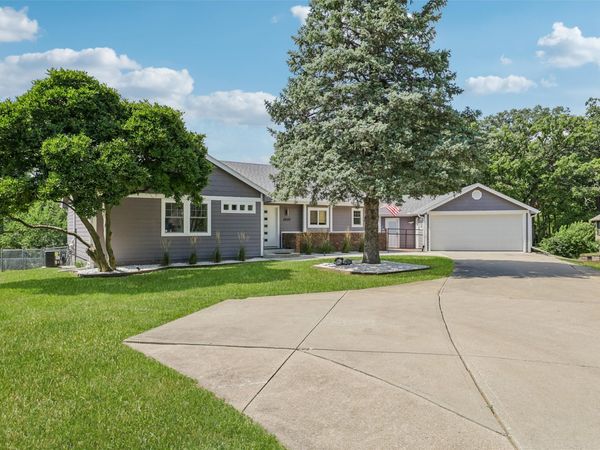 8490 NW Beaver Drive, Johnston, IA 50131