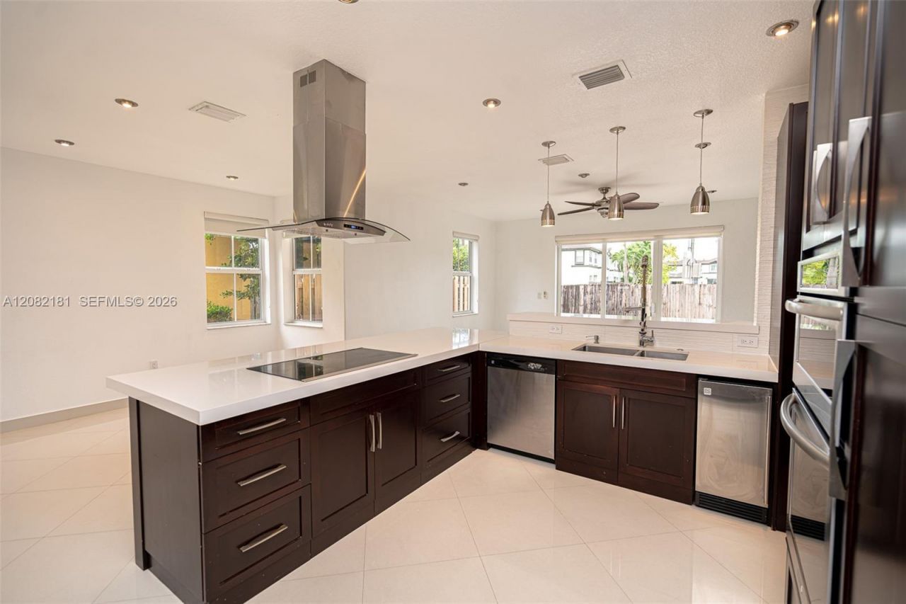 7670 NW 113th Path, Doral, FL 33178 Photo