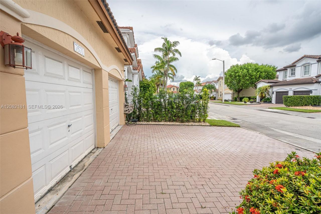 7670 NW 113th Path, Doral, FL 33178 Photo