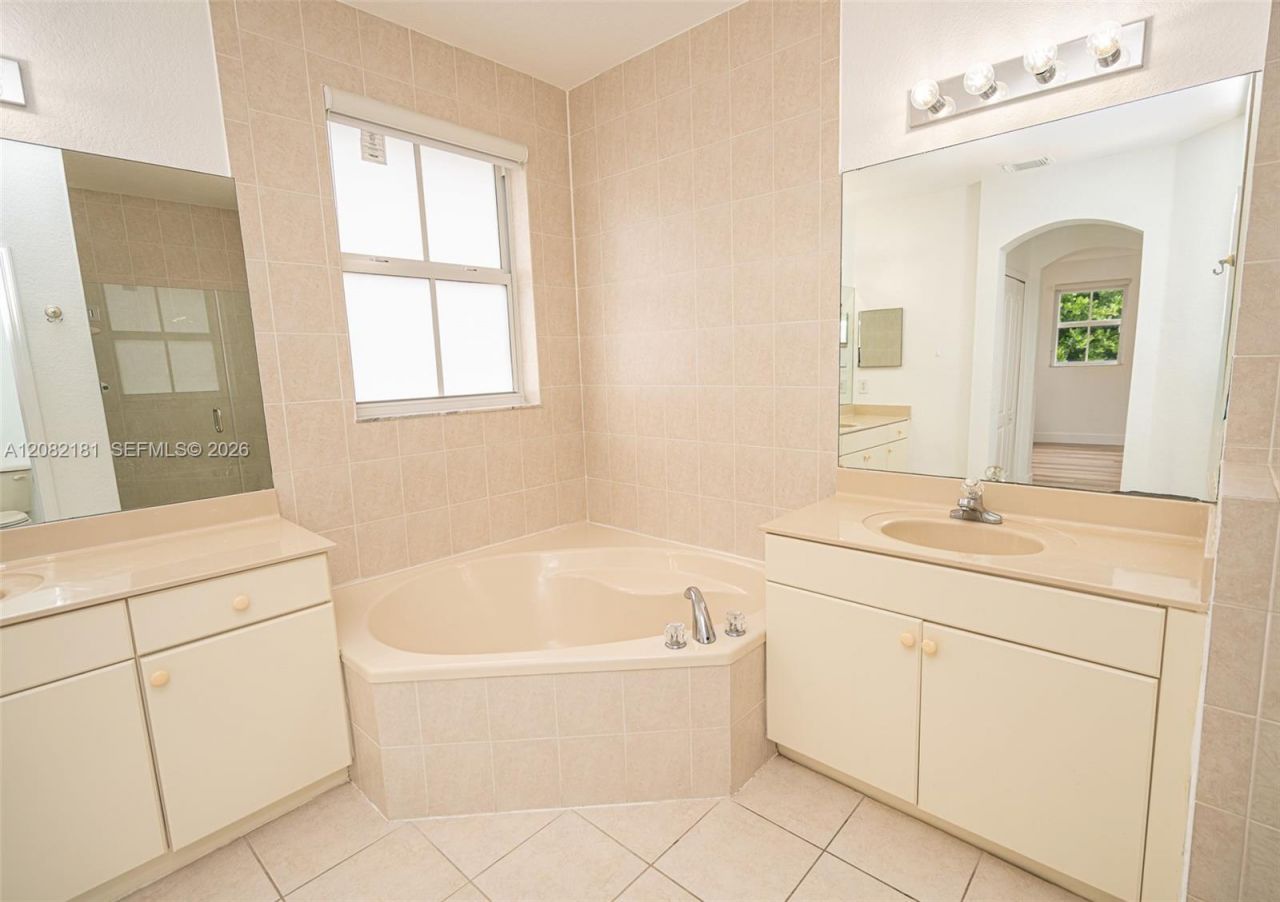 7670 NW 113th Path, Doral, FL 33178 Photo