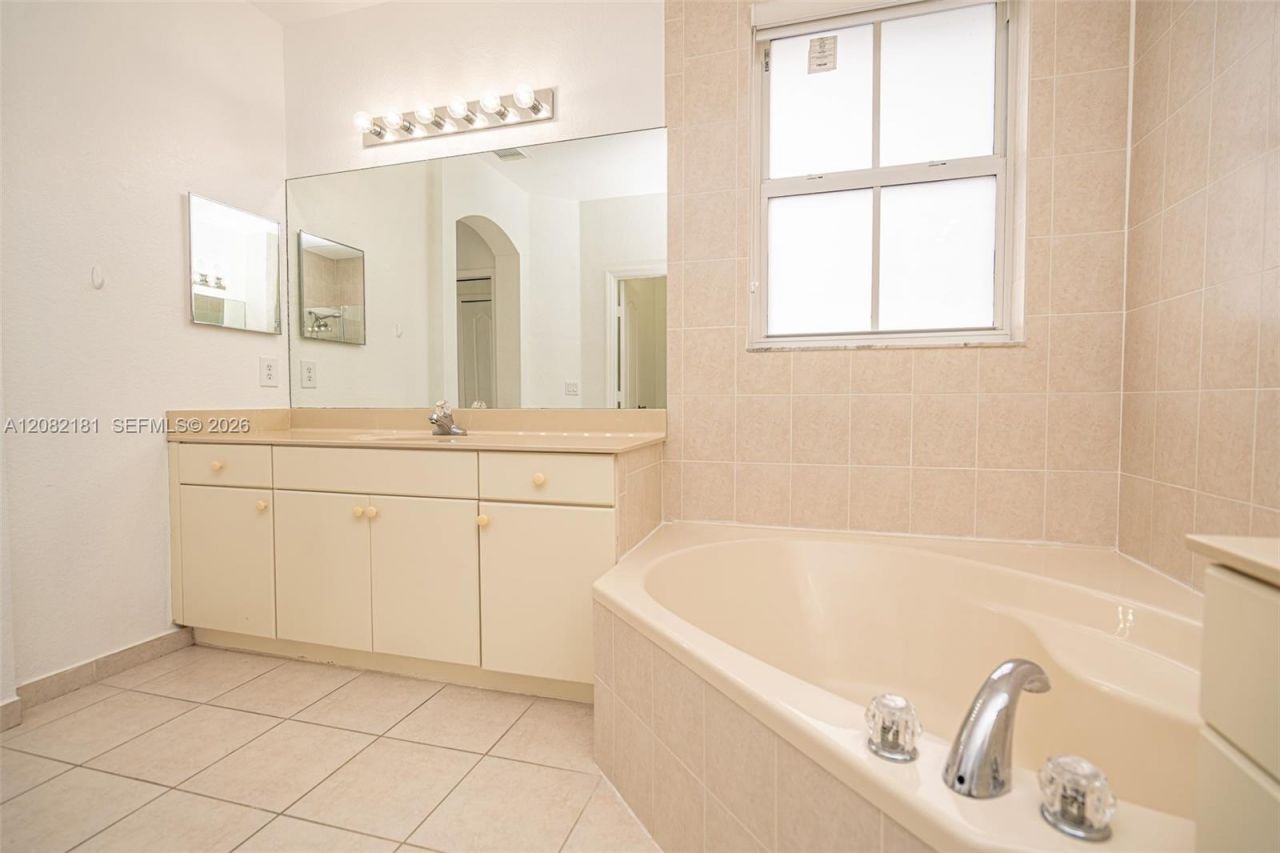 7670 NW 113th Path, Doral, FL 33178 Photo