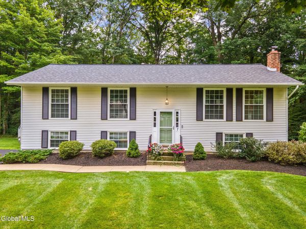 7 Acorn Avenue, Clifton Park, NY 12065