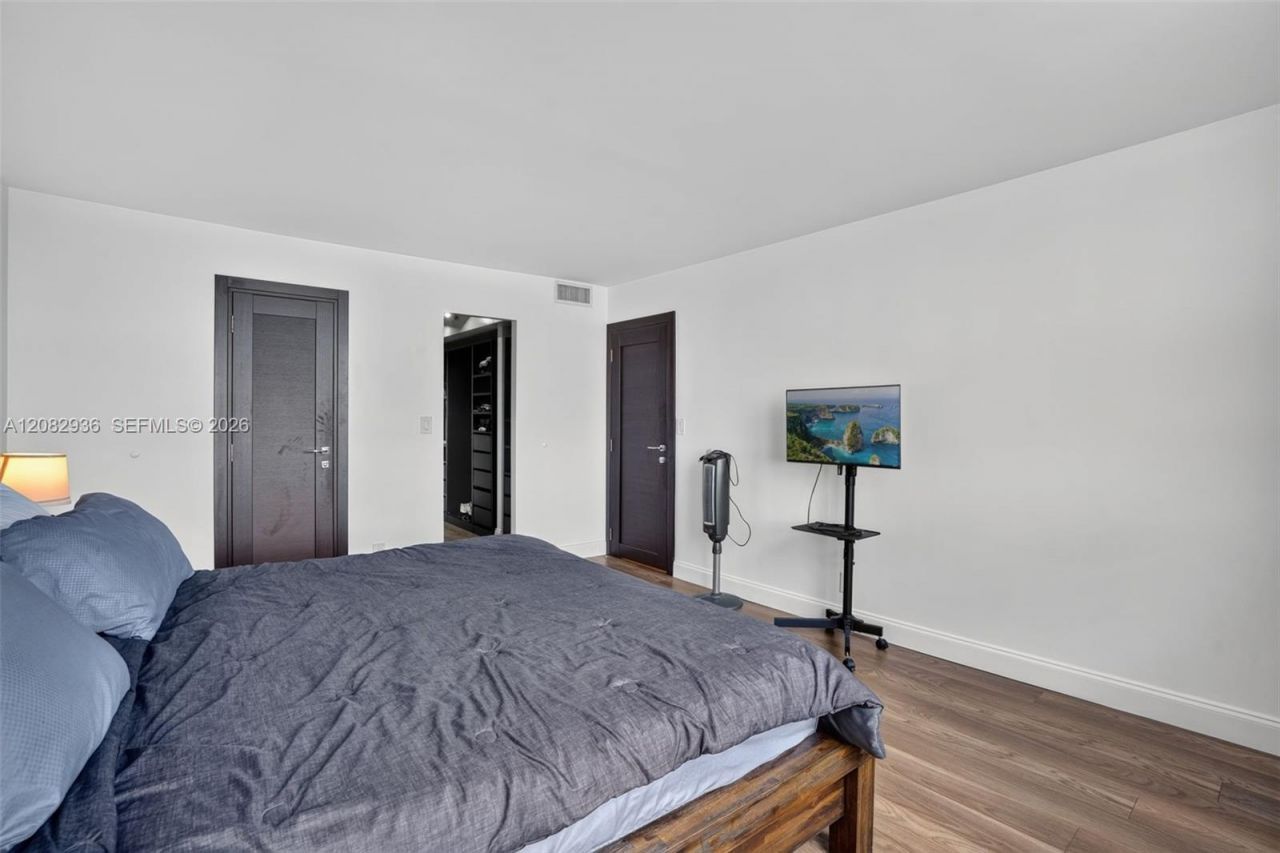 427 Golden Isles Dr , Unit 11C, Hallandale Beach, FL 33009 Photo