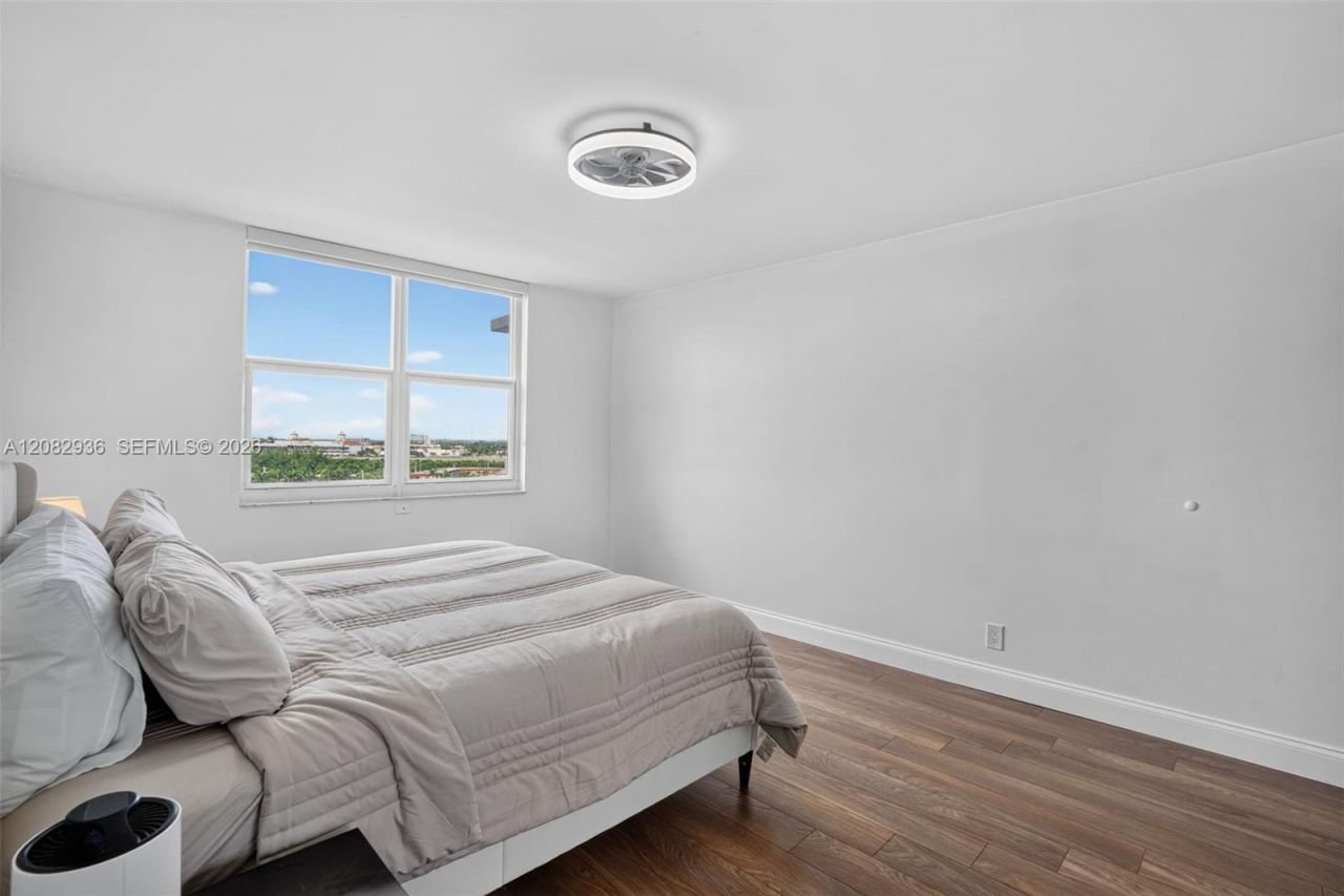427 Golden Isles Dr , Unit 11C, Hallandale Beach, FL 33009 Photo