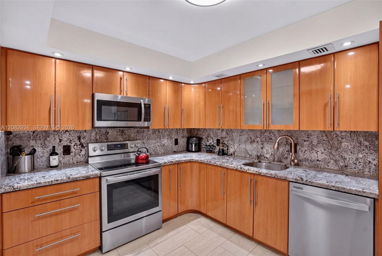 427 Golden Isles Dr , Unit 11C, Hallandale Beach, FL 33009 Photo