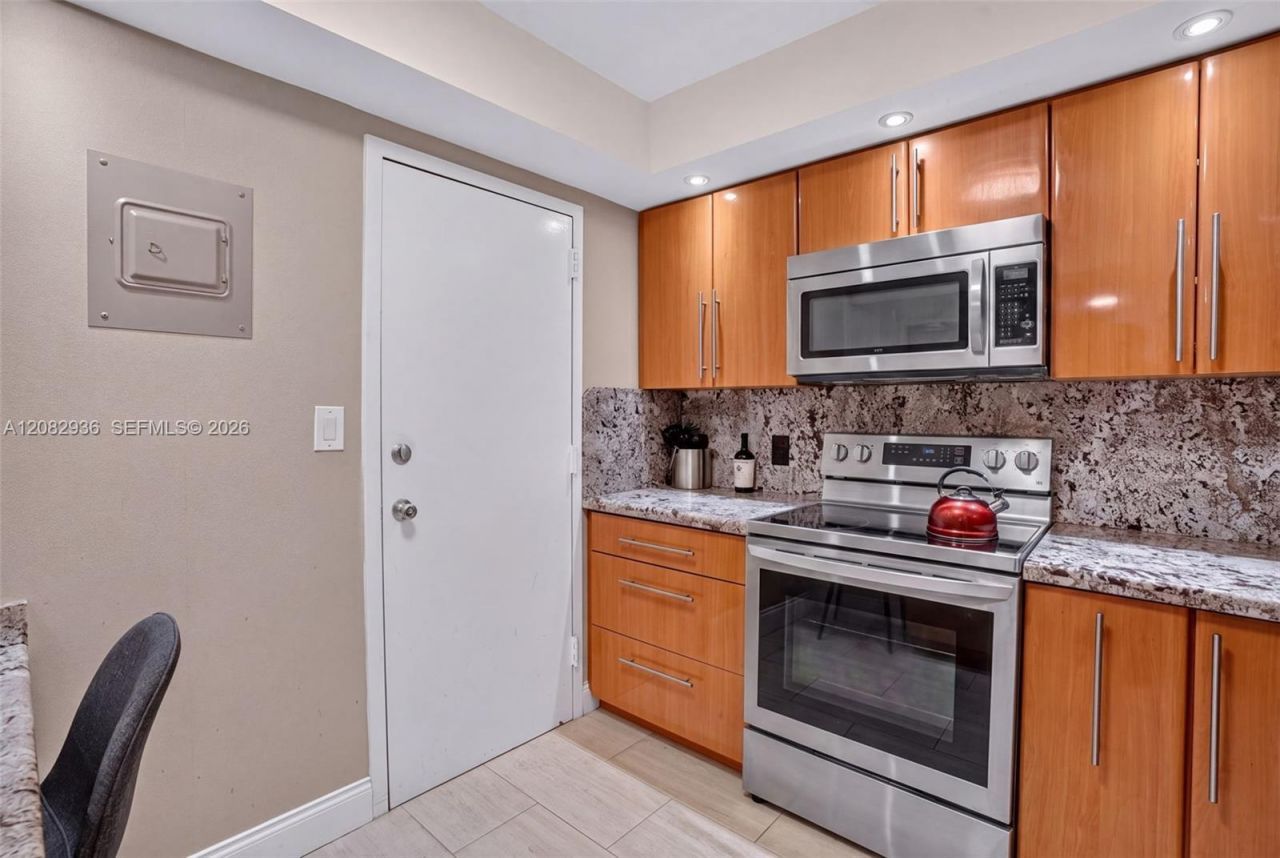 427 Golden Isles Dr , Unit 11C, Hallandale Beach, FL 33009 Photo