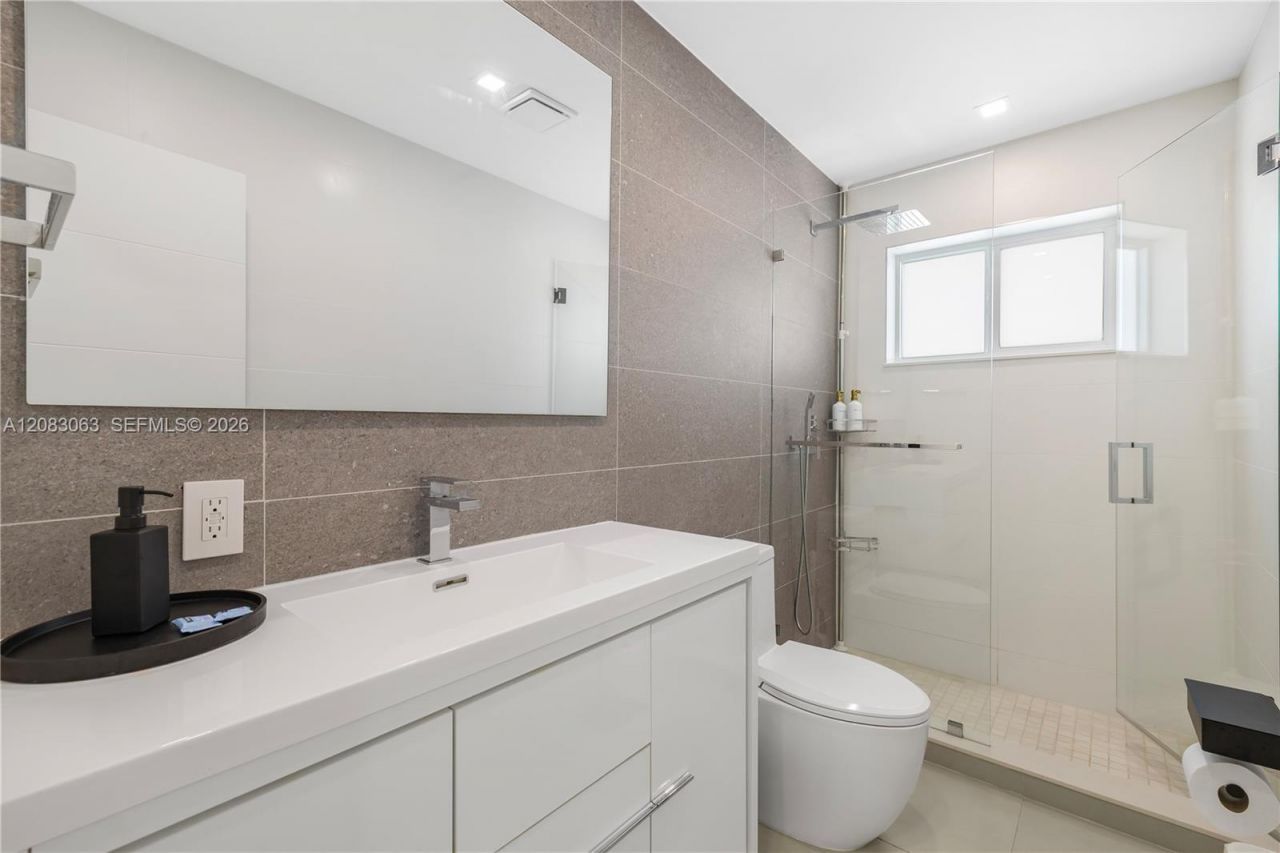 1104 N 13th Ter, Hollywood, FL 33019 Photo