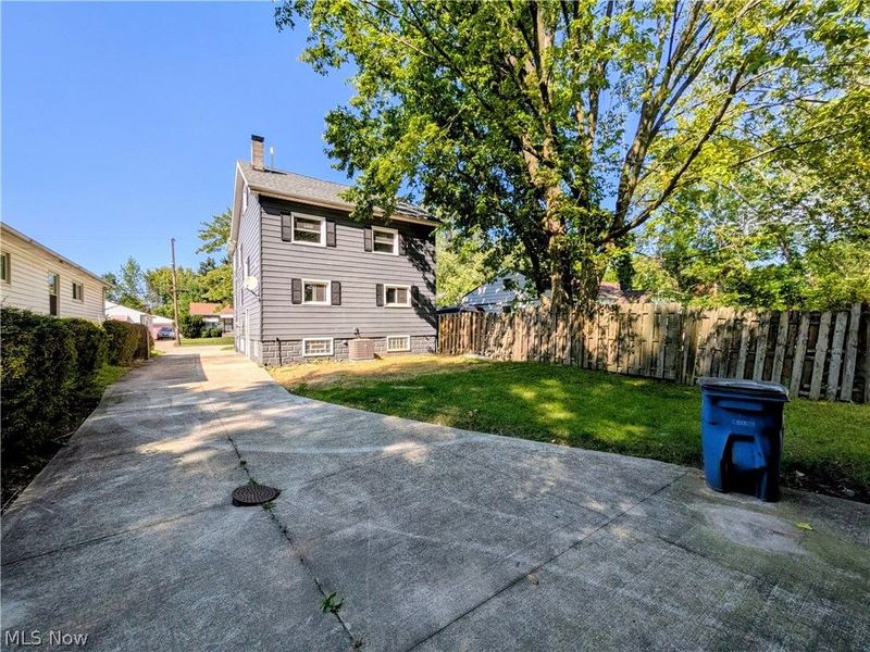 16712 Glenpark Avenue, Cleveland, OH 44128 Photo 4