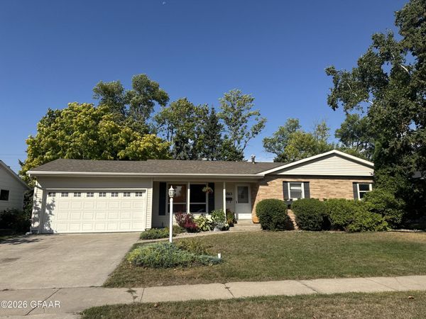 1523 HOVEN Lane , Crookston, MN 56716