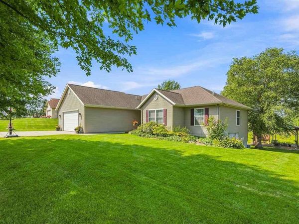 501 N Woodland Dr, North English, IA 52316