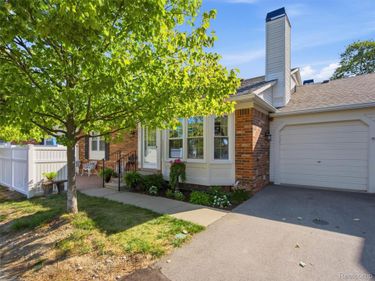 42131 Old Pond Circle , Plymouth Township, Mi 48170