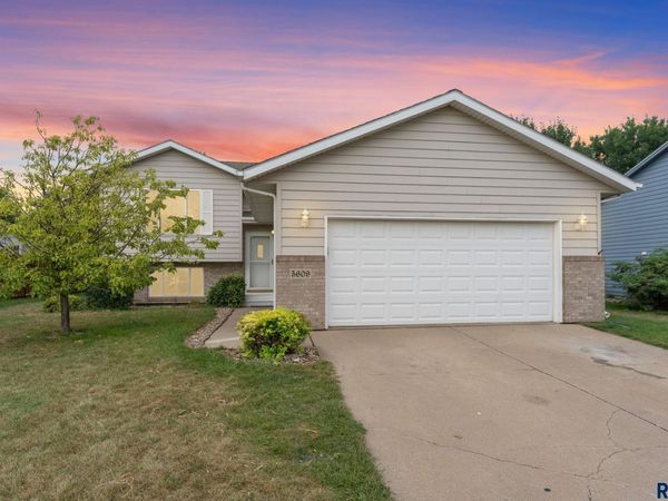 5609 S Cain Ave S S, Sioux Falls, SD 57106