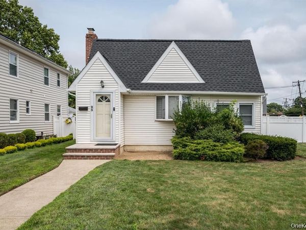 23 Rosebud Avenue , Merrick, NY 11566