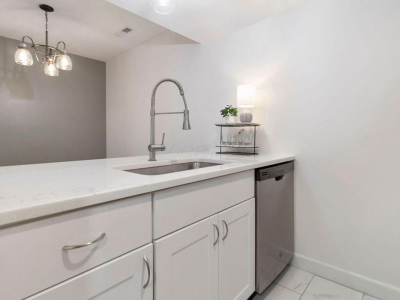 1085 N Merrimar Circle, Unit E, Columbus, OH 43220 Photo 14