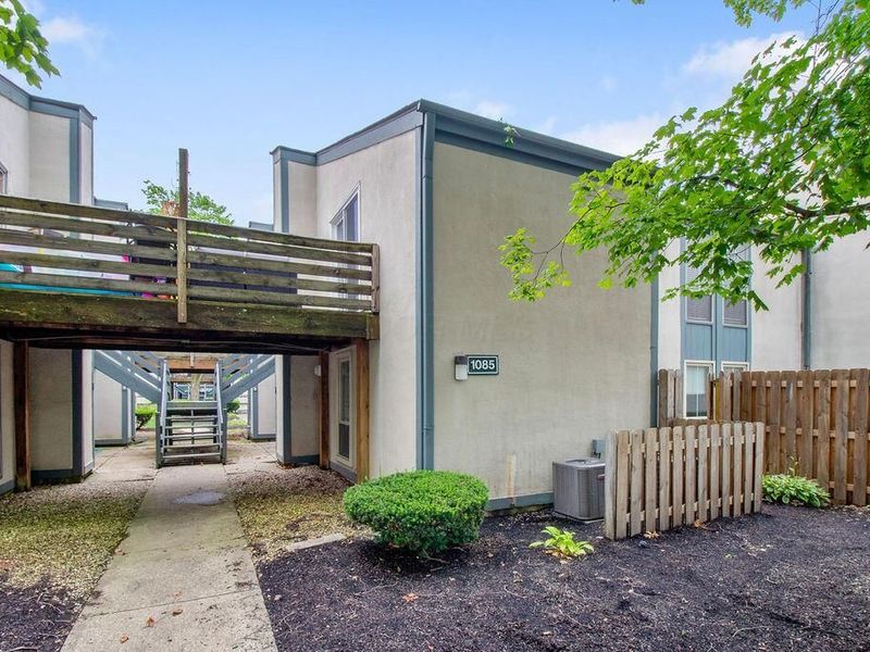 1085 N Merrimar Circle, Unit E, Columbus, OH 43220 Photo 2