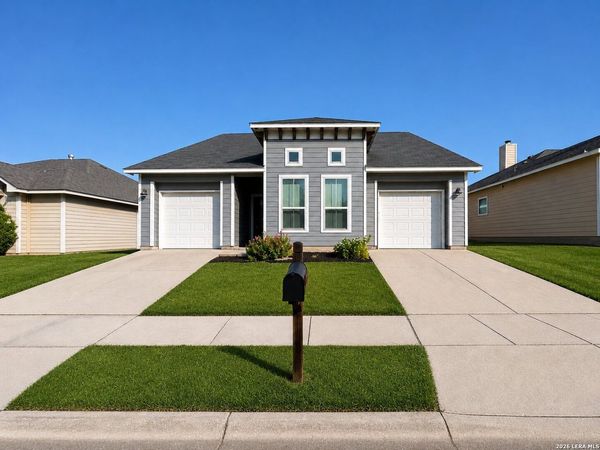 132 LARK HILL RD, Floresville, TX 78114