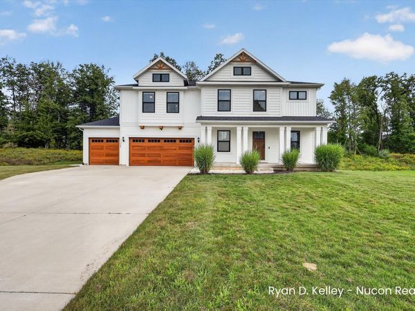 11544 Sessions Woods Drive W, Grand Rapids, MI 49534