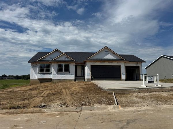 3656 Mclain Way, Hiawatha, IA 52233