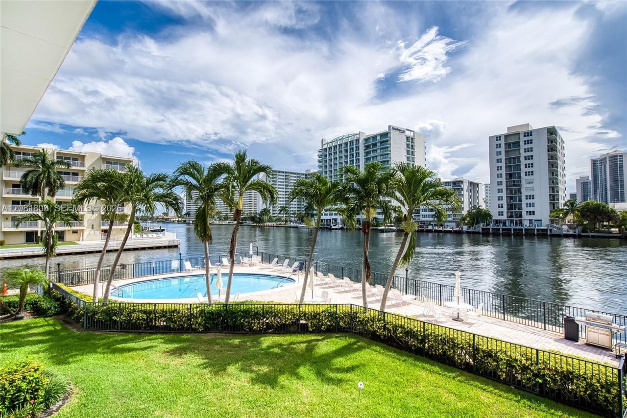 2895 NE 32nd St, Unit 205, Fort Lauderdale, FL 33306 Photo